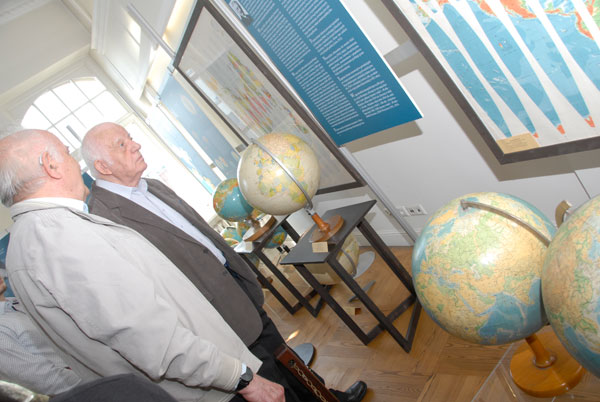 Wystawa 100 globusów na 100-lecie Polskiego Towarzystwa Geograficznego