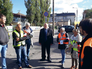 ikieta geodetów przed starostwem w Otwocku zorganizowana 8 października 2018 r. Do protestujących wyszedł sekretarz powiatu Zbigniew Rak