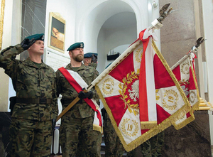 Poczty sztandarowe jednostek podległych Szefostwu Rozpoznania Geoprzestrzennego podczas mszy św. w Katedrze Polowej Wojska Polskiego