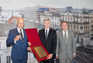 Prezes WPG Ryszard Brzozowski (w środku) odbiera pamiątkową tablicę od Krajowego Stowarzyszenia Infor­macj Niejawnych