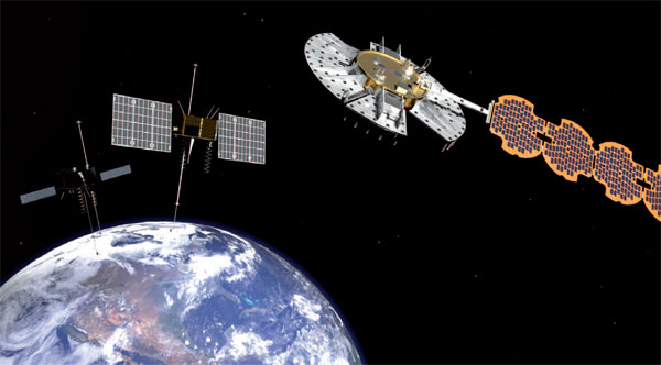 Wizualizacja satelity NTS-3. Na dalszym planie starsze generacje eksperymentalnych aparatów GPS: NTS-2 oraz NTS-1 (fot. AFRL Space Vehicles Directorate)