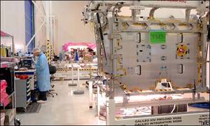 Ładunek nawigacyjny Galileo opuścił fabrykę <br />
fot. BBC News