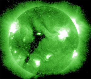Dwa "iksy" na Słońcu <br />
fot. NOAA