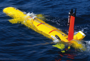 Geodezja morska - a co to takiego? <br />
Robot AUV wynurza się z wody (fot. www.usm.edu)