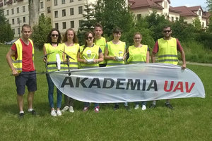 Toruńscy studenci z uprawnieniami operatorów UAV <br />
Od lewej: trener-instruktor UAV Radosław Wasiluk oraz studenci: Angelika Wiwatowska, Urszula Pawlikowska, Jolanta Mordzak, Adam Repiński, Aleksandra Jarek, Anna Baniewska i Daniel Janczyk