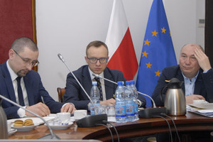 Geodeci spotkali się z nowym wiceministrem <br />
Od lewej: Bartłomiej Stecki, Artur Soboń, Krzysztof Szczepanik
