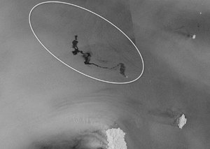 Sentinel-1 na tropie plamy oleju <br />
Contains modified Copernicus Sentinel data (2018), processed by ESA,  CC BY-SA 3.0 IGO