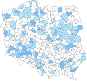 GUGiK sprawdził, ile powiatów wdrożyło nowy układ wysokościowy <br />
Kolor ciemnoniebieski - układ wprowadzono na terenie całego powiatu, jasnoniebieski - w trakcie wprowadzania, biały - nie wprowadzono