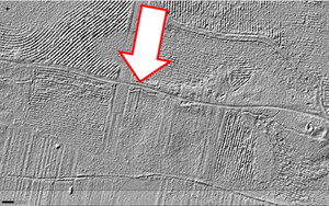 LiDAR w rozpoznawianiu śladów Bitwy Warszawskiej <br />
Wizualizacja danych lotniczego skanowania laserowego z obszaru Bitwy Warszawskiej - model cieniowania zboczy (po środku). Widoczne fragmentarycznie zachowane zarysy okopów. Tereny obecnie zalesione: Nadleśnictwo Drewnica/RDLP w Warszawie. Źródło: CODGiK 