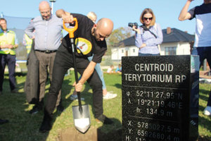 W poszukiwaniu środka <br />
Mariusz Meus pomaga w stabilizacji środka Polski w Nowej Wsi (fot. Toza, Kutno.net.pl)