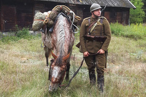 Geodeta w rogatywce <br />
Kamil Kaczorowski przed rekonstrukcją bitwy pod Łomiankami (fot. Stowarzyszenie Ułanów Grochowskich)