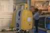 <b class=pic_title>Targi INTERGEO 2014 ? skanery laserowe i fotogrametria</b> <br />
<br />
<b class=pic_description>Skaner fazowy Topcon GLS-2000. Mierzy z dokładnością 3,5 mm na dystansie nawet 350 m. Ma dwa lasery ? jeden I klasy bezpieczeństwa, a drugi ? III</b> <br />
<br />
<b class=pic_author>fot.  Jerzy Królikowski</b><br />
<br />
