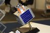 <b class=pic_title>Intergeo 2017: systemy pomiarowe i inne</b> <br />
<br />
<b class=pic_description>Model w skali 1:5 satelity i-Earth, który już wkrótce będzie dostarczać nie tylko zdjęcia w rozdzielczości 1 m, ale także kolorowy obraz wideo. Na razie nie wiadomo, ile aparatów będzie liczyć ta konstelacja. Mają one być wystrzeliwane po 5 na raz od 2019 roku</b> <br />
<br />
<b class=pic_author>fot.  JK</b><br />
<br />
