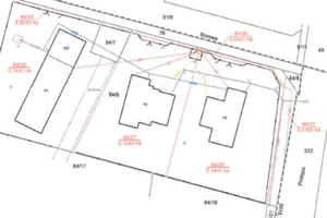 Fragment mapy podziału z zatwierdzonym przez wójta projektem podziału nieruchomości (działka nr 84/9) na trzy działki budowlane (nr 84/26, 84/27 i 84/28)