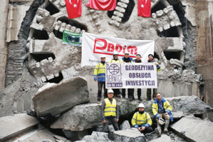 Zespół geodetów z Polservice Geo przed tarczą maszyny TBM "Faustyna" tuż po przebiciu pierwszego tunelu, 17 lutego 2022 r.
