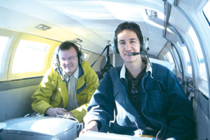 Nalot fotogrametryczny cessną z kamerą Vexcel nad Adelajdą. Autor (z lewej) z Adamem Tadrowskim