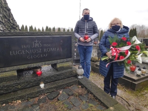 SGP uczciło urodziny wielkiego kartografa <br />
Urodzinowe kwiaty na grobie Eugeniusza Romera. Cmentarz św. Salwatora w Krakowie
