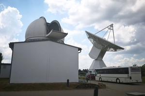 Laserowe pomiary odległości do satelitów i Księżyca będą dokładniejsze <br />
Teleskop laserowy oraz antena do interferometrii wielobazowej VLBI i obserwacji pozagalaktycznych kwazarów w Obserwatorium Geodezyjnym Wettzell (Fot. Krzysztof Sośnica)