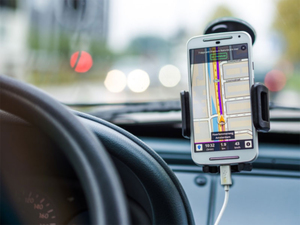 Belgia ograniczy używanie smartfonów w samochodach, także jako nawigacji