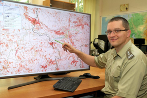 Akcent GIS-owy na targach przemysłu obronnego <br />
Mapy przejezdności prezentuje płk dr hab. inż. Krzysztof Pokonieczny (fot. WAT)