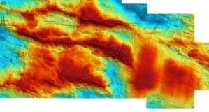 Polskie pomiary batymetryczne na Grzbiecie Śródatlantyckim <br />
Przykładowy DTM oparty na nieprzetworzonych danych batymetrycznych pozyskanych przy użyciu echosondy wielowiązkowej (opracowano w oprogramowaniu EIVA NaviSuite Kuda Core)