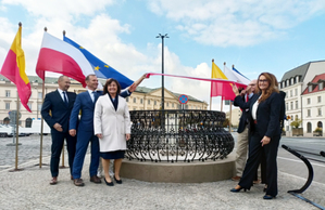 Ku chwale miernickiej nauki! <br />
Moment odsłonięcia pomnika