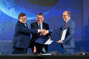 W Polsce ruszy Centrum Inkubacji Biznesowej ESA <br />
Od prawej: Josef Aschbacher (ESA), Cezariusz Lesisz i Sebastian Dąbski(ARP)