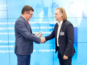 Geo-System odebrał nagrodę ministra za automatyczne raporty <br />
Wiceminister Piotr Uściński i prezes Geo-Systemu Zbigniew Malinowski