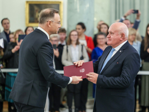 Prof. Bęcek odebrał nominację profesorską <br />
Prof. Bęcek odbiera nominację z rąk prezydenta Andrzeja Dudy (fot. Przemysław Keler/KPRP)