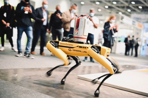 Intergeo 2021. Będzie robota dla robota? <br />
W tym roku uwagę zwiedzających najskuteczniej przyciągały autonomiczne czworonożne roboty pomiarowe. W swojej ofercie mają je choćby firmy Faro, Trimble czy Leica (fot. Hinte GmbH)