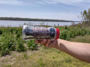 Co mówią dryfujące butelki. Plastikowe odpady pod satelitarnym nadzorem <br />
Wyposażona w elektronikę umożliwiającą śledzenie butelka dr Jenny Jambeck znaleziona przez rybaka w Baton Rouge (źródło: University of Georgia)