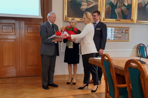 Katastru szanse i problemy <br />
Podczas konferencji pamiątkowy złoty dyplom z okazji jubileuszu studiów otrzymał m.in. ich założyciel prof. Wojciech Wilkowski (na fot. z lewej)