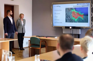 Gdańsk na nowych danych fotogrametrycznych <br />
Sławomir Mleczko, dyrektor sprzedaży w MGGP Aero, podczas prezentacji dotyczącej najnowszej wersji ortofotomapy Gdańska, oraz Edyta Damszel-Turek, dyrektorka Biura Rozwoju Gdańska (fot. Dominik Paszliński/www.gdansk.pl)