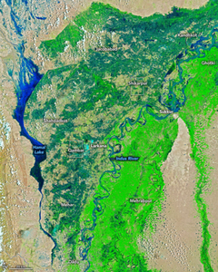 Powodzie w Pakistanie na zdjęciach satelitarnych <br />
4 sierpnia br. (fot. NASA Earth Observatory, Joshua Stevens)