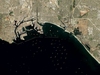 <b class=pic_title>Wybrane przez NASA zdjęcia satelitarne roku 2021</b> <br />
<br />
<b class=pic_description>Zerwanie łańcuchów dostaw związane z wciąż trwającą pandemią Covid-19 spowodowało m.in. korki statków handlowych czekających na rozładunek. Zjawisko to na przykładzie portów w Los Angeles i Long Beach uchwycił amerykański satelita Landsat-8</b> <br />
<br />
<b class=pic_author>fot.  NASA</b><br />
<br />
