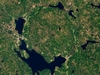 <b class=pic_title>Wybrane przez NASA zdjęcia satelitarne roku 2021</b> <br />
<br />
<b class=pic_description>Idylliczny region Dalarna nazywany jest "Szwecją w pigułce". Podziwiając tutejsze krajobrazy, mało kto by pomyślał, że 380 mln lat upadł tu sporych rozmiarów meteoryt. Pamiątką po tym wydarzeniu jest krater o średnicy 50 km uchwycony przez satelitę Landsat 8</b> <br />
<br />
<b class=pic_author>fot.  NASA</b><br />
<br />
