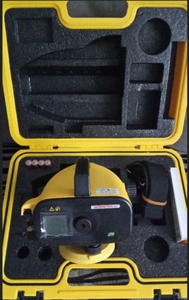 Niwelator Leica ze statywem i łatą 